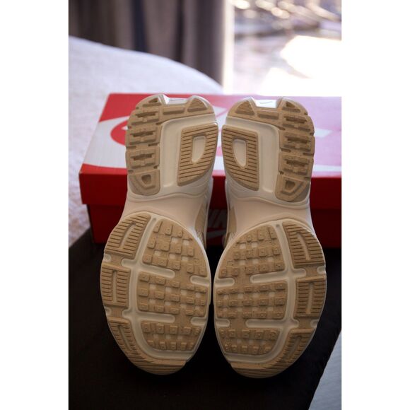 V2K Run Sneaker (Women) 8.5 - Picture 5 of 5